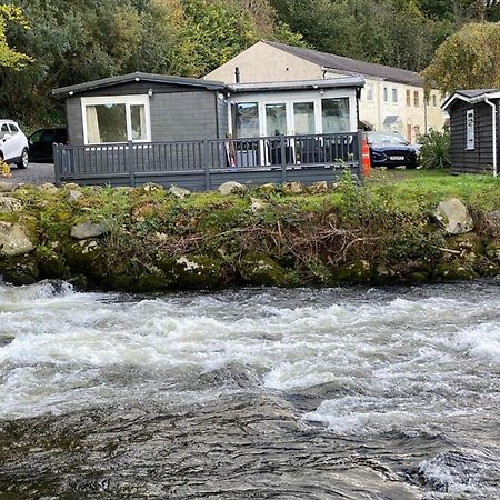 Stunning 3 Bed Riverside Cabin In Snowdonia Caeathro Екстериор снимка