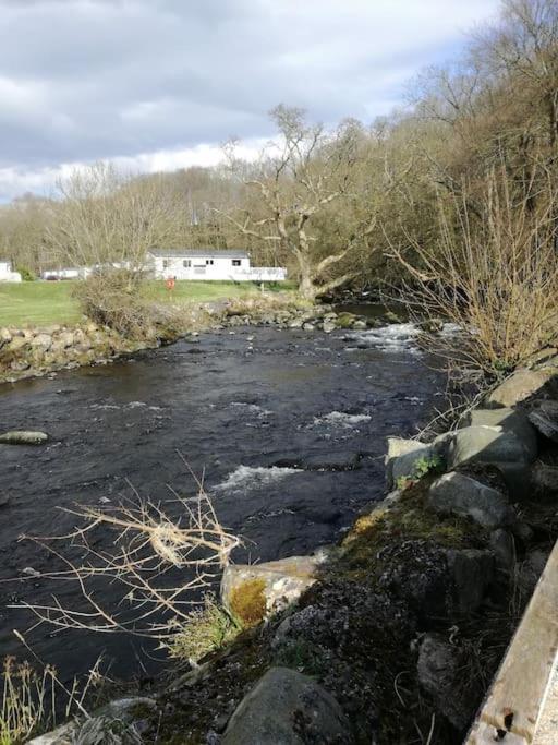 Stunning 3 Bed Riverside Cabin In Snowdonia Caeathro Екстериор снимка