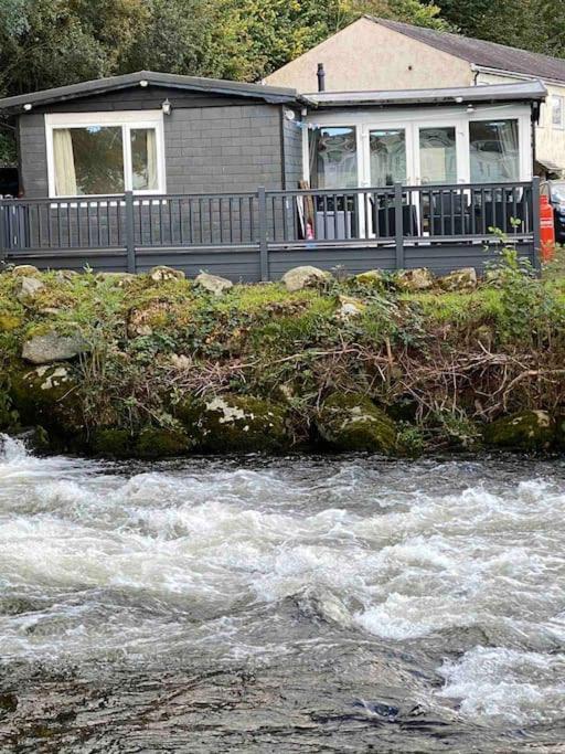 Stunning 3 Bed Riverside Cabin In Snowdonia Caeathro Екстериор снимка