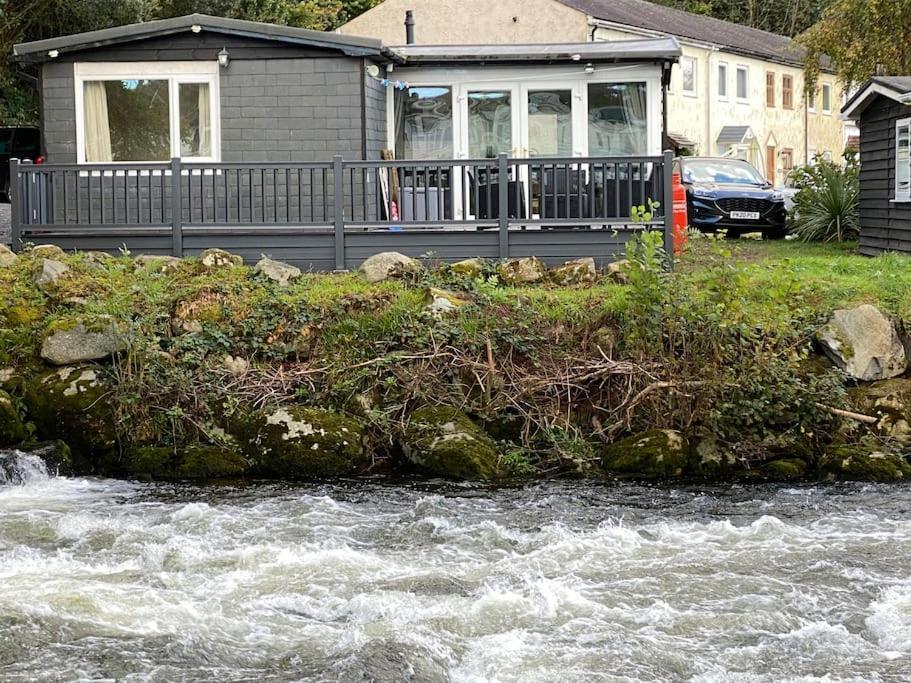 Stunning 3 Bed Riverside Cabin In Snowdonia Caeathro Екстериор снимка
