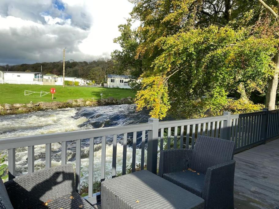 Stunning 3 Bed Riverside Cabin In Snowdonia Caeathro Екстериор снимка