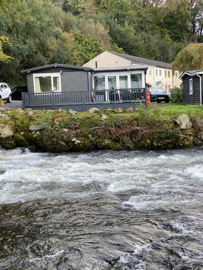 Stunning 3 Bed Riverside Cabin In Snowdonia Caeathro Екстериор снимка