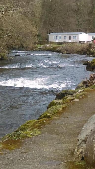 Stunning 3 Bed Riverside Cabin In Snowdonia Caeathro Екстериор снимка