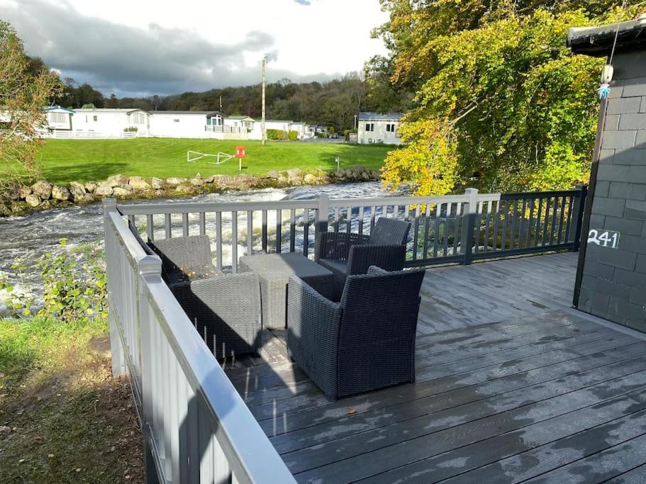 Stunning 3 Bed Riverside Cabin In Snowdonia Caeathro Екстериор снимка