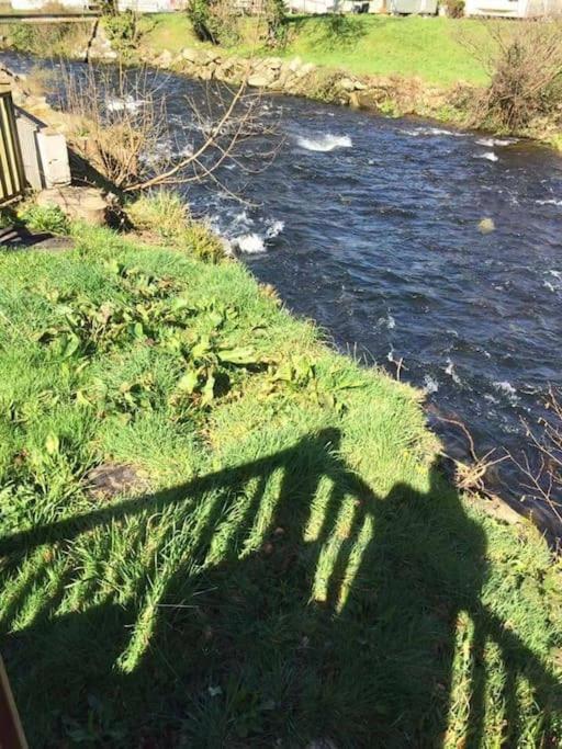 Stunning 3 Bed Riverside Cabin In Snowdonia Caeathro Екстериор снимка