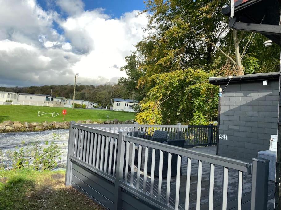 Stunning 3 Bed Riverside Cabin In Snowdonia Caeathro Екстериор снимка