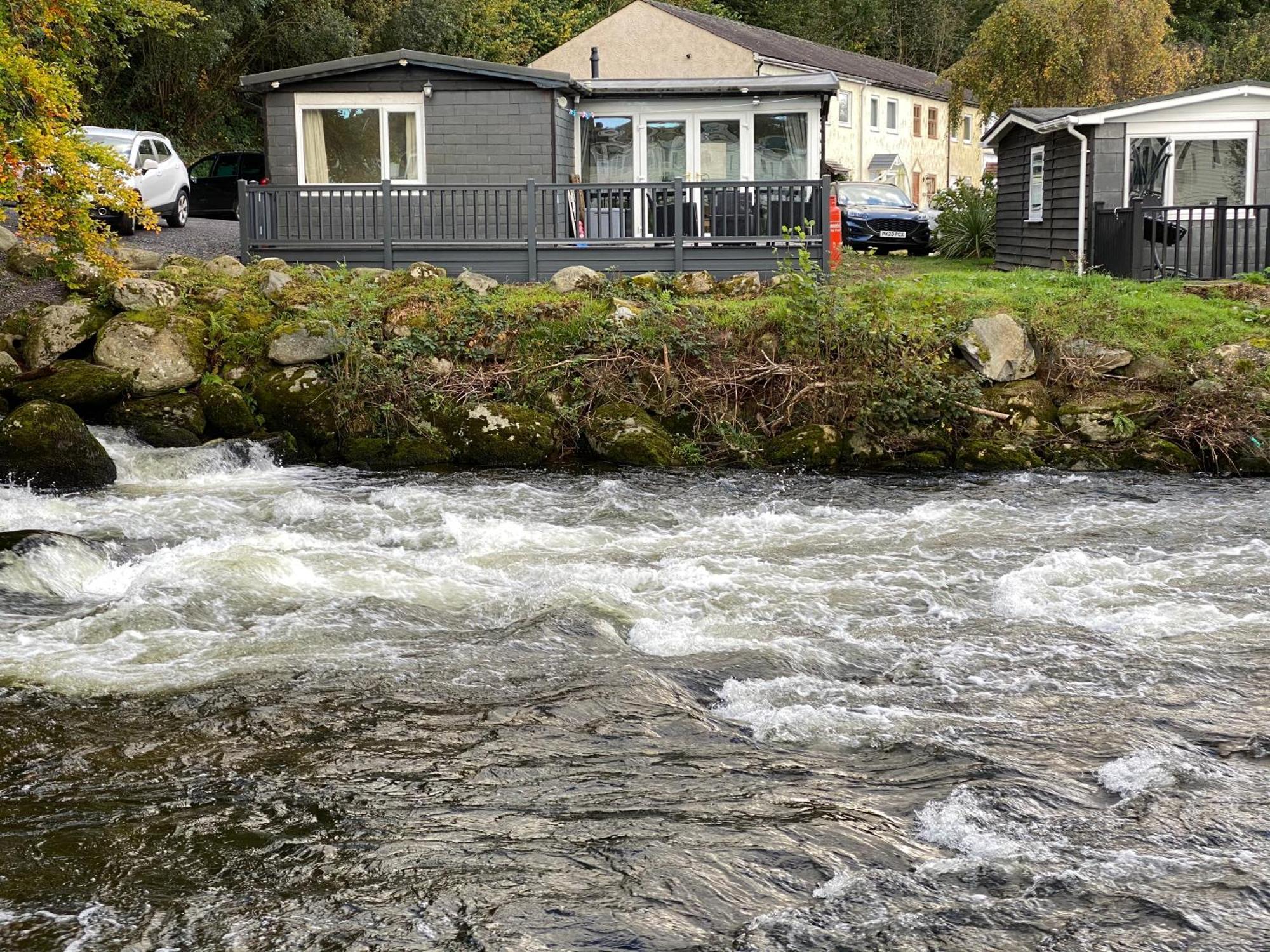 Stunning 3 Bed Riverside Cabin In Snowdonia Caeathro Екстериор снимка